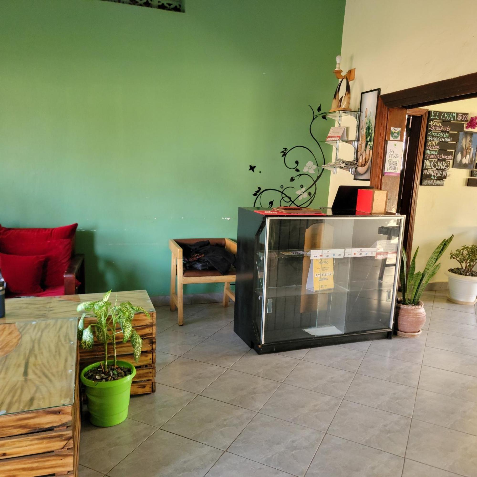 Grassroots Cafe & Deli Bed and Breakfast Masaka Exteriör bild